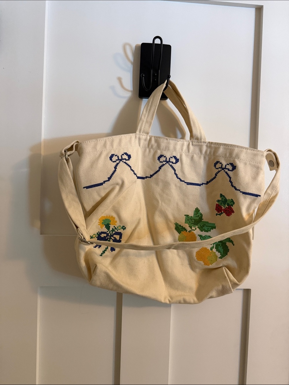 BAGGU Cream Canvas Tote with Blue Bow and Fruit Embroidery
